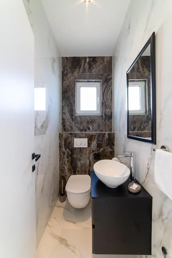 Luxury Apartment Vagabundo 2 Free Parking Trogir 0*,  Croacia